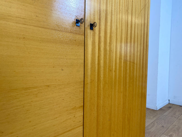 Stilvoller und perfekt aufgeteilter heller Mid-Century Kleiderschrank mit Kleiderstange und Böden I Schrank Schlafzimmerschrank Garderobe Flurschrank Vintage Retro 60er 70er I