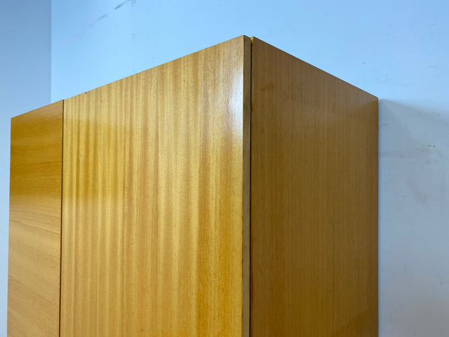 Stilvoller und perfekt aufgeteilter heller Mid-Century Kleiderschrank mit Kleiderstange und Böden I Schrank Schlafzimmerschrank Garderobe Flurschrank Vintage Retro 60er 70er I
