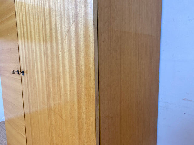 Stilvoller und perfekt aufgeteilter heller Mid-Century Kleiderschrank mit Kleiderstange und Böden I Schrank Schlafzimmerschrank Garderobe Flurschrank Vintage Retro 60er 70er I