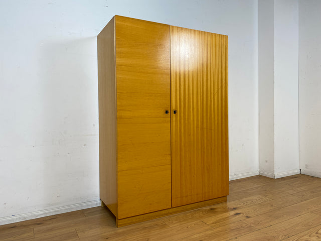 Stilvoller und perfekt aufgeteilter heller Mid-Century Kleiderschrank mit Kleiderstange und Böden I Schrank Schlafzimmerschrank Garderobe Flurschrank Vintage Retro 60er 70er I