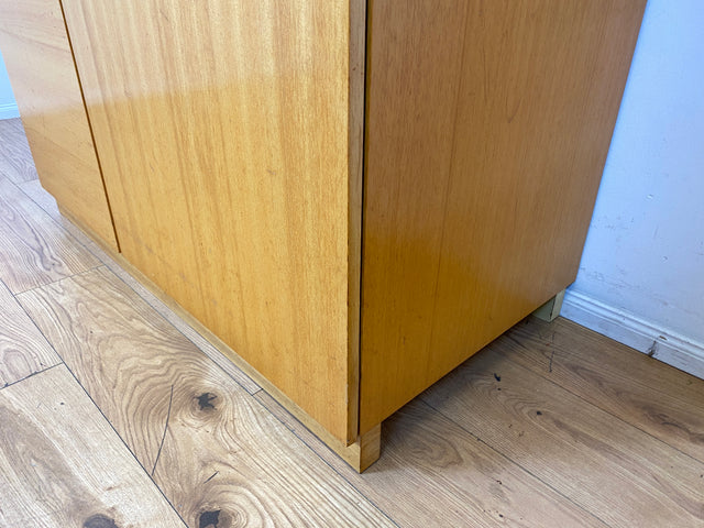 Stilvoller und perfekt aufgeteilter heller Mid-Century Kleiderschrank mit Kleiderstange und Böden I Schrank Schlafzimmerschrank Garderobe Flurschrank Vintage Retro 60er 70er I