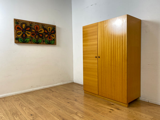 Stilvoller und perfekt aufgeteilter heller Mid-Century Kleiderschrank mit Kleiderstange und Böden I Schrank Schlafzimmerschrank Garderobe Flurschrank Vintage Retro 60er 70er I