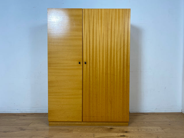 Stilvoller und perfekt aufgeteilter heller Mid-Century Kleiderschrank mit Kleiderstange und Böden I Schrank Schlafzimmerschrank Garderobe Flurschrank Vintage Retro 60er 70er I