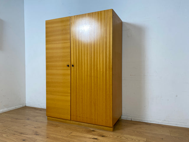 Stilvoller und perfekt aufgeteilter heller Mid-Century Kleiderschrank mit Kleiderstange und Böden I Schrank Schlafzimmerschrank Garderobe Flurschrank Vintage Retro 60er 70er I