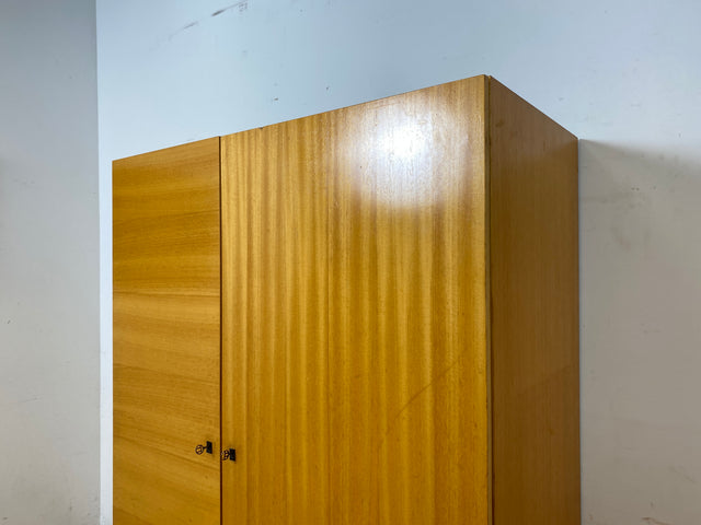 Stilvoller und perfekt aufgeteilter heller Mid-Century Kleiderschrank mit Kleiderstange und Böden I Schrank Schlafzimmerschrank Garderobe Flurschrank Vintage Retro 60er 70er I