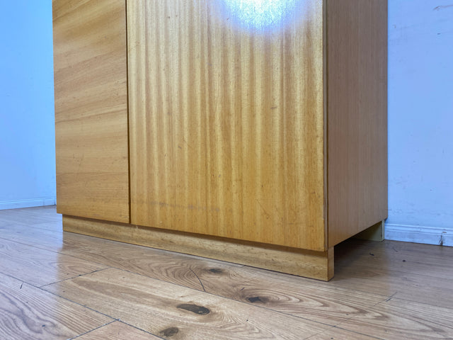 Stilvoller und perfekt aufgeteilter heller Mid-Century Kleiderschrank mit Kleiderstange und Böden I Schrank Schlafzimmerschrank Garderobe Flurschrank Vintage Retro 60er 70er I
