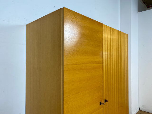 Stilvoller und perfekt aufgeteilter heller Mid-Century Kleiderschrank mit Kleiderstange und Böden I Schrank Schlafzimmerschrank Garderobe Flurschrank Vintage Retro 60er 70er I