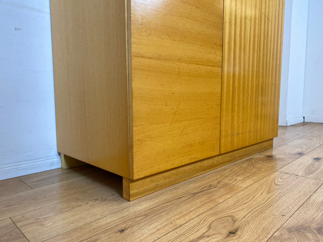 Stilvoller und perfekt aufgeteilter heller Mid-Century Kleiderschrank mit Kleiderstange und Böden I Schrank Schlafzimmerschrank Garderobe Flurschrank Vintage Retro 60er 70er I