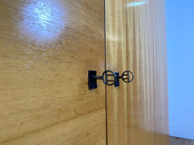 Stilvoller und perfekt aufgeteilter heller Mid-Century Kleiderschrank mit Kleiderstange und Böden I Schrank Schlafzimmerschrank Garderobe Flurschrank Vintage Retro 60er 70er I