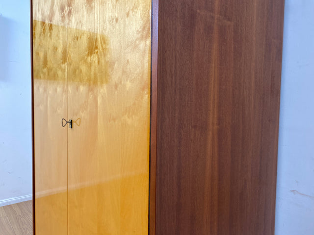 Minimalistischer und gut erhaltener heller Mid-Century Kleiderschrank aus 1966 mit Schubladen I Schrank Schlafzimmerschrank Wardrobe Wäscheschrank Vintage Retro 70er I (Kopie)