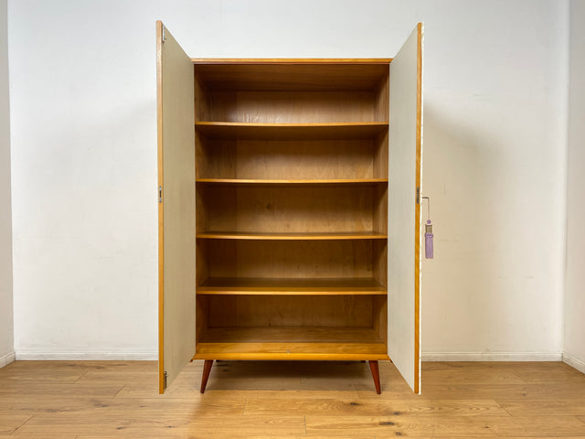 WMK I Stilvoller und sehr gut erhaltener heller Mid-Century Kleiderschrank mit späterer Folierung