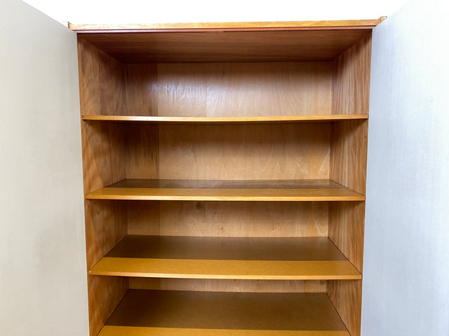 WMK I Stilvoller und sehr gut erhaltener heller Mid-Century Kleiderschrank mit späterer Folierung