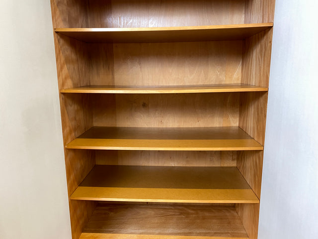 WMK I Stilvoller und sehr gut erhaltener heller Mid-Century Kleiderschrank mit späterer Folierung