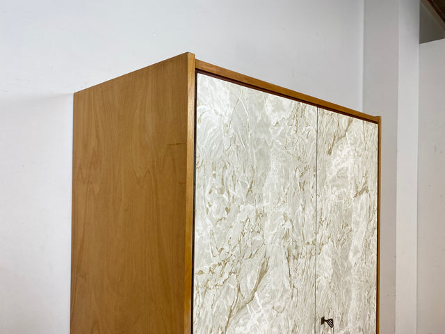 WMK I Stilvoller und sehr gut erhaltener heller Mid-Century Kleiderschrank mit späterer Folierung