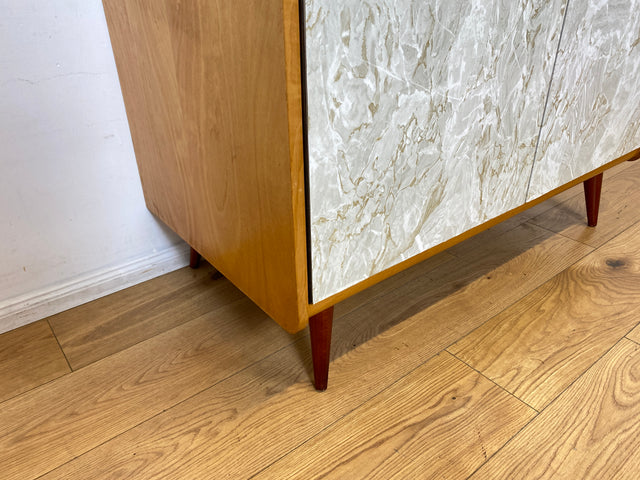 WMK I Stilvoller und sehr gut erhaltener heller Mid-Century Kleiderschrank mit späterer Folierung