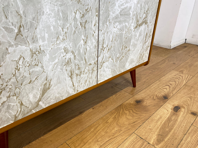WMK I Stilvoller und sehr gut erhaltener heller Mid-Century Kleiderschrank mit späterer Folierung