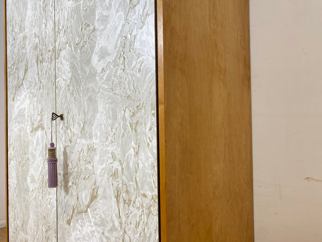 WMK I Stilvoller und sehr gut erhaltener heller Mid-Century Kleiderschrank mit späterer Folierung