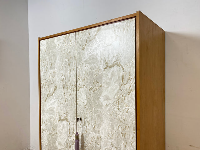 WMK I Stilvoller und sehr gut erhaltener heller Mid-Century Kleiderschrank mit späterer Folierung