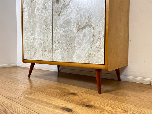 WMK I Stilvoller und sehr gut erhaltener heller Mid-Century Kleiderschrank mit späterer Folierung