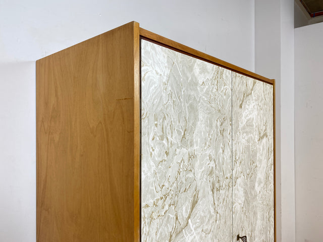 WMK I Stilvoller und sehr gut erhaltener heller Mid-Century Kleiderschrank mit späterer Folierung