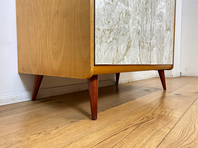 WMK I Stilvoller und sehr gut erhaltener heller Mid-Century Kleiderschrank mit späterer Folierung