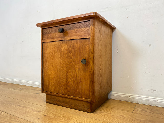 Hübscher heller Mid-Century Nachttisch in Eiche mit formschönen Messinggriffe
