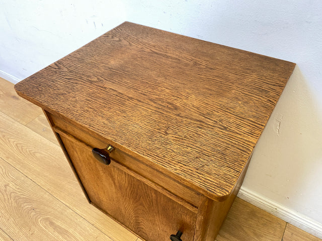 Hübscher heller Mid-Century Nachttisch in Eiche mit formschönen Messinggriffe
