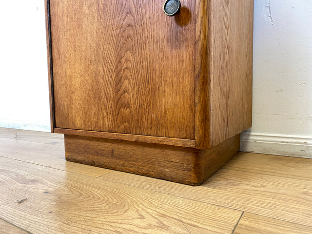 Hübscher heller Mid-Century Nachttisch in Eiche mit formschönen Messinggriffe