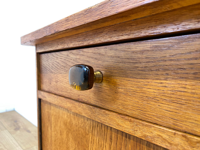 Hübscher heller Mid-Century Nachttisch in Eiche mit formschönen Messinggriffe