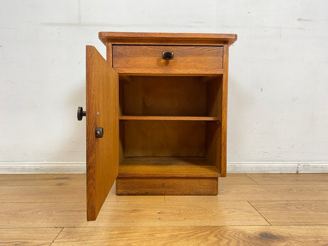 Hübscher heller Mid-Century Nachttisch in Eiche mit formschönen Messinggriffe