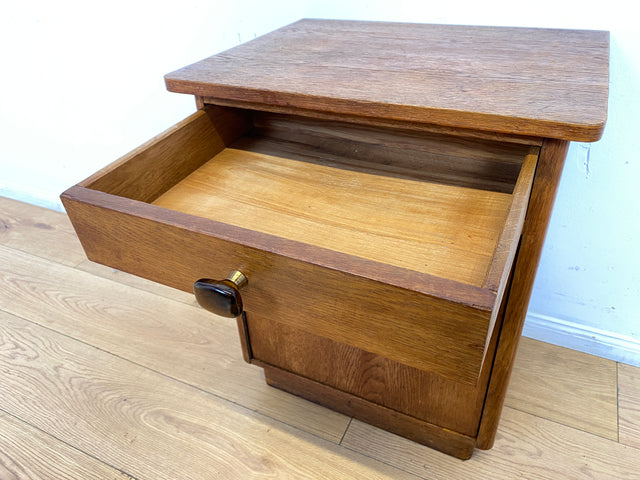 Hübscher heller Mid-Century Nachttisch in Eiche mit formschönen Messinggriffe