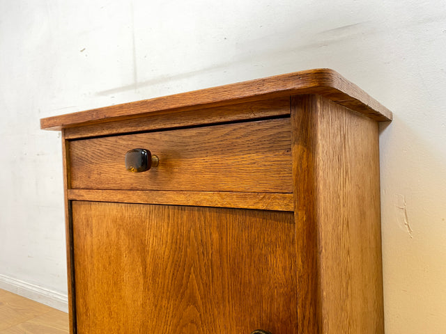 Hübscher heller Mid-Century Nachttisch in Eiche mit formschönen Messinggriffe