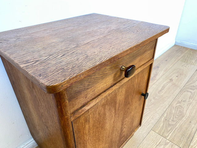 Hübscher heller Mid-Century Nachttisch in Eiche mit formschönen Messinggriffe