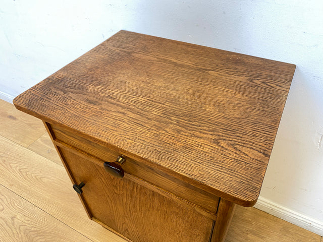 Hübscher heller Mid-Century Nachttisch in Eiche mit formschönen Messinggriffe