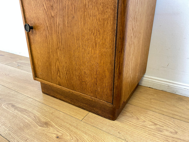 Hübscher heller Mid-Century Nachttisch in Eiche mit formschönen Messinggriffe