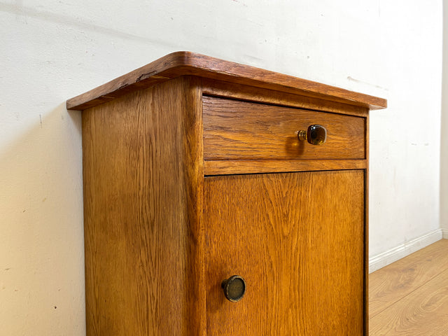 Hübscher heller Mid-Century Nachttisch in Eiche mit formschönen Messinggriffe