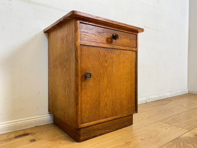 Hübscher heller Mid-Century Nachttisch in Eiche mit formschönen Messinggriffe