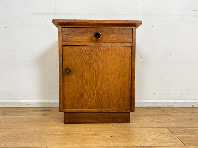Hübscher heller Mid-Century Nachttisch in Eiche mit formschönen Messinggriffe