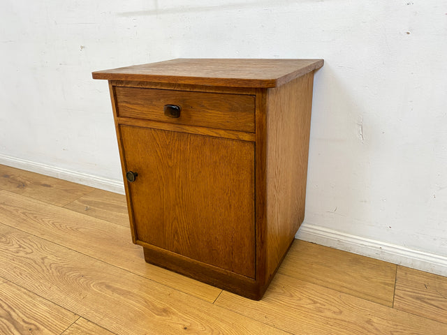 Hübscher heller Mid-Century Nachttisch in Eiche mit formschönen Messinggriffe
