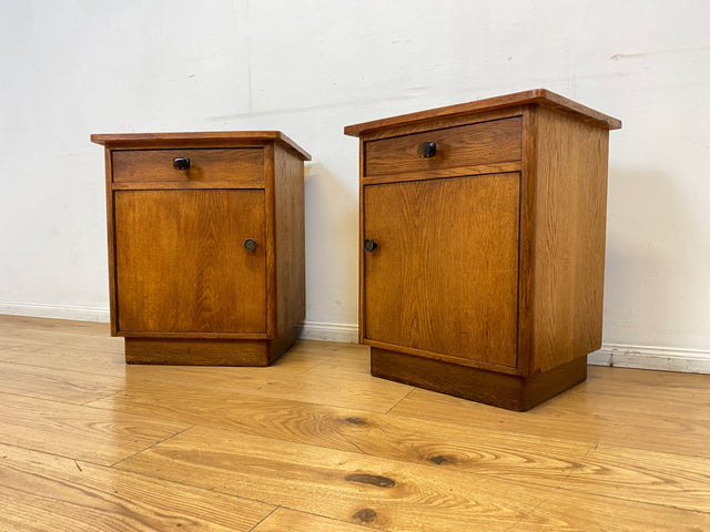Hübscher heller Mid-Century Nachttisch in Eiche mit formschönen Messinggriffe