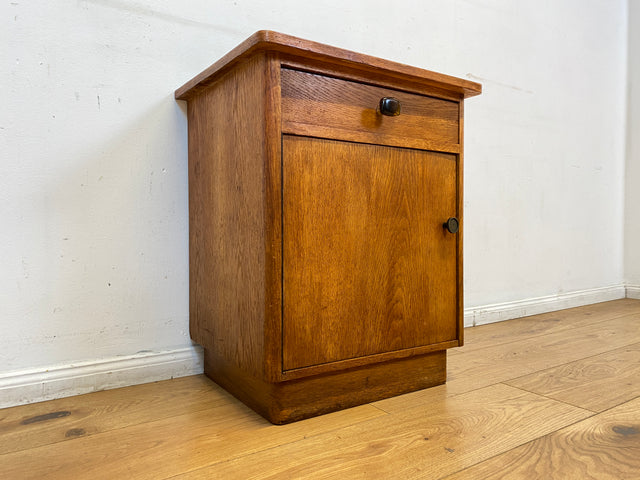 Hübscher heller Mid-Century Nachttisch in Eiche mit formschönen Messinggriffe