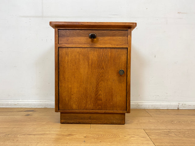 Hübscher heller Mid-Century Nachttisch in Eiche mit formschönen Messinggriffe