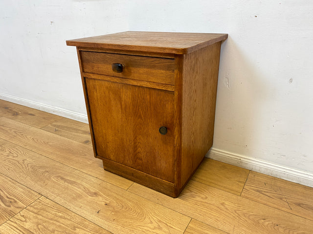 Hübscher heller Mid-Century Nachttisch in Eiche mit formschönen Messinggriffe