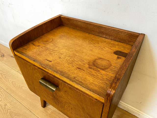 Hübscher heller Mid-Century Nachttisch in Eiche mit formschönen Messinggriffe