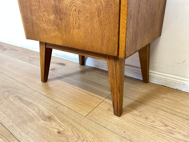 Hübscher heller Mid-Century Nachttisch in Eiche mit formschönen Messinggriffe