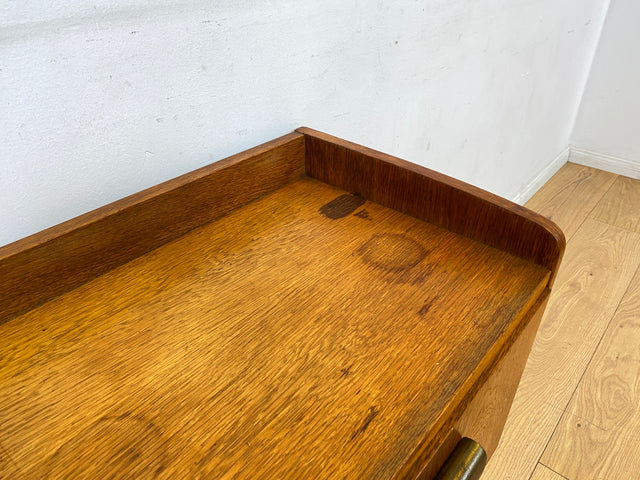 Hübscher heller Mid-Century Nachttisch in Eiche mit formschönen Messinggriffe