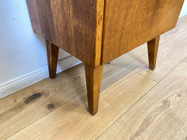 Hübscher heller Mid-Century Nachttisch in Eiche mit formschönen Messinggriffe