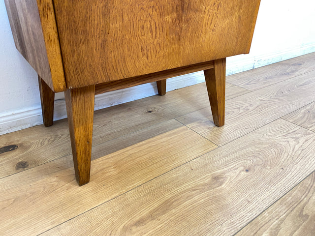 Hübscher heller Mid-Century Nachttisch in Eiche mit formschönen Messinggriffe