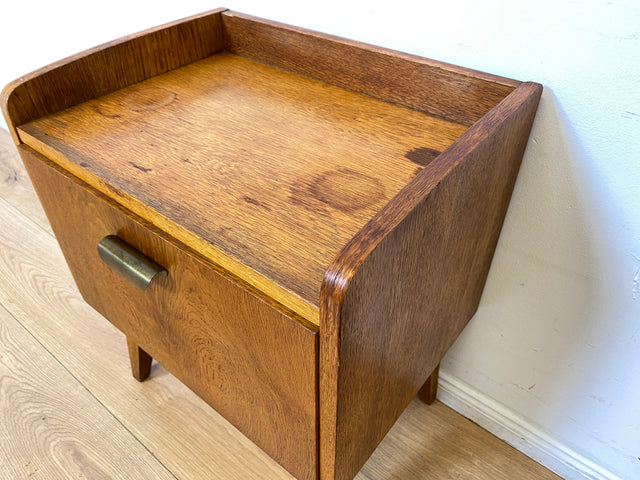 Hübscher heller Mid-Century Nachttisch in Eiche mit formschönen Messinggriffe