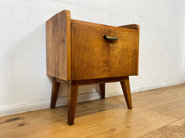 Hübscher heller Mid-Century Nachttisch in Eiche mit formschönen Messinggriffe